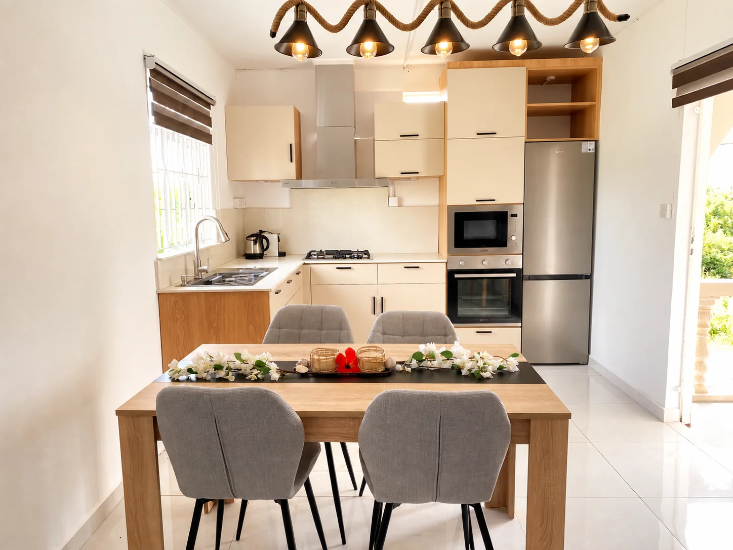 Cuisine équipée et espace repas