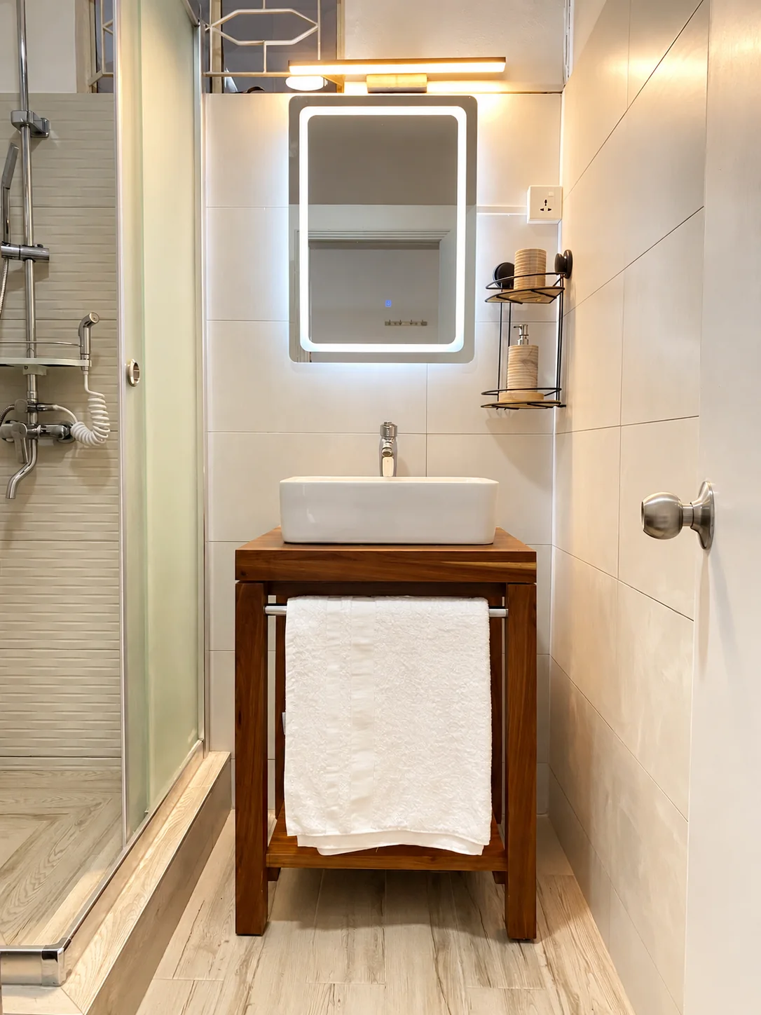 Salle de bain claire avec meuble vasque